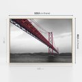 Obraz w ramie 120x80 - Majestatyczny Most - czarno biała fotografia, czerwony stalowy most nad rzeką - rama drewno