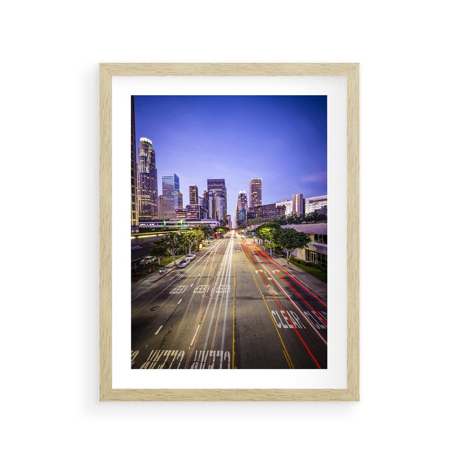 Plakat w ramie 30x40 - Światło nocnej ulicy - miasto, nocą - rama drewno