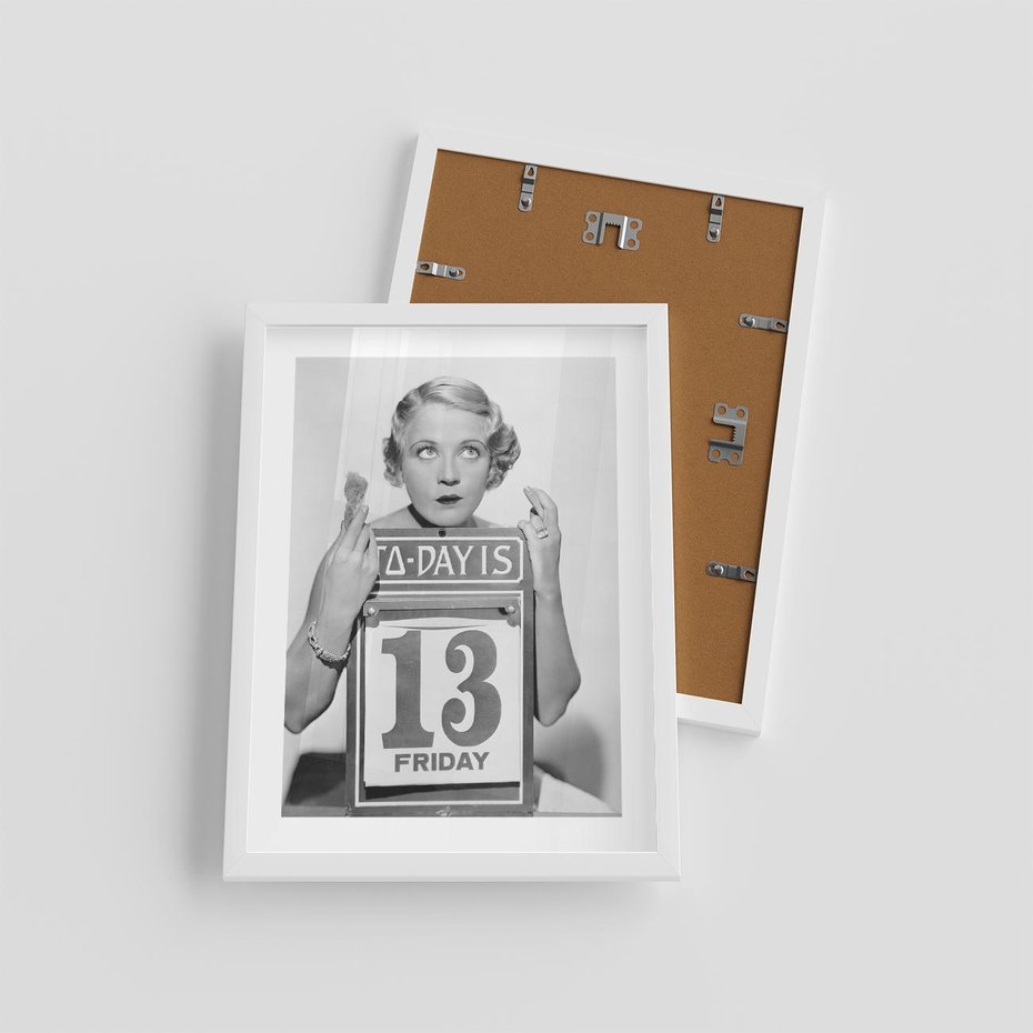 Plakat w ramie 30x40 - Czy to Pech - retro zdjęcie, czarno białe - rama biała