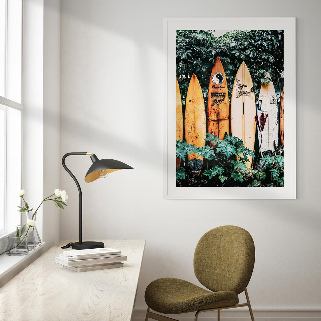 Plakat w ramie 40x50 - Surfowanie w Harmonii z Naturą - deski surfingowe, oparte o rośliny - rama biała