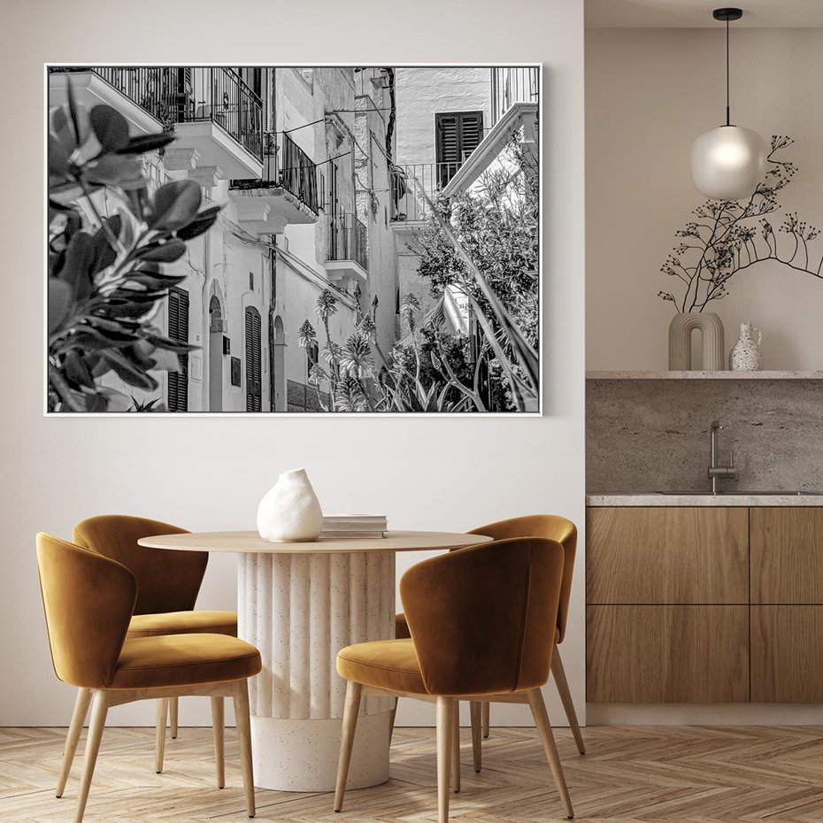 Obraz w ramie 120x80 - Nadmorska Uliczka - czarno białe zdjecie, uliczka w nadmorskim mieście - rama biała