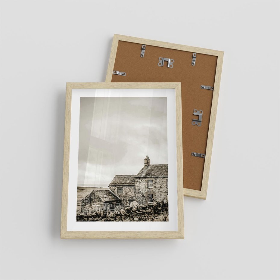 Plakat w ramie 30x40 - Kamienny Dom w Odcieniach Sepii - stary kamienny dom, odcienie sepii - rama drewno