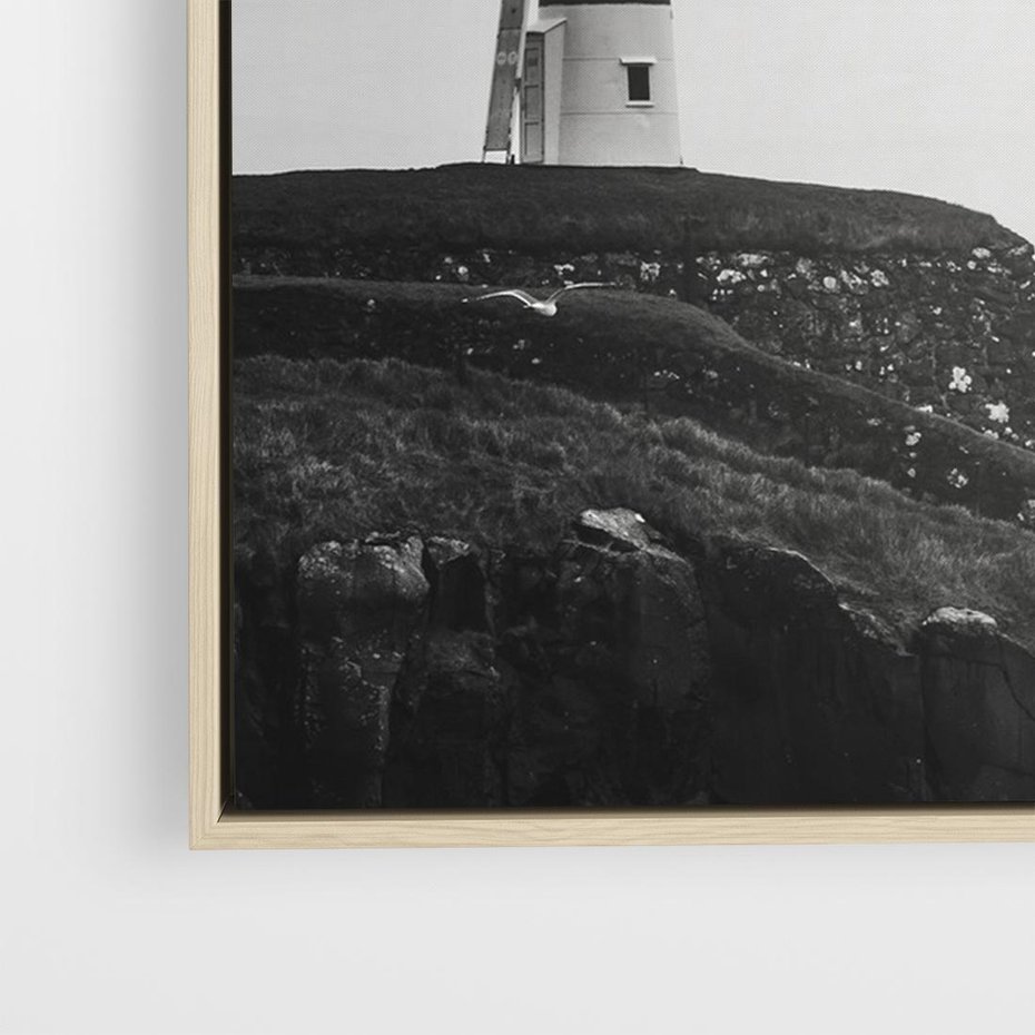 Obraz w ramie 120x80 - Melancholia Północy - czarnobiała fotografia, nadmorska latarnia na klifie - rama drewno