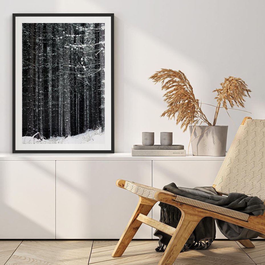 Plakat bez ramy 21x30 - Leśna Cisza: Malowniczy Pejzaż Zimą - las zimą, ośnieżone pnie drzew