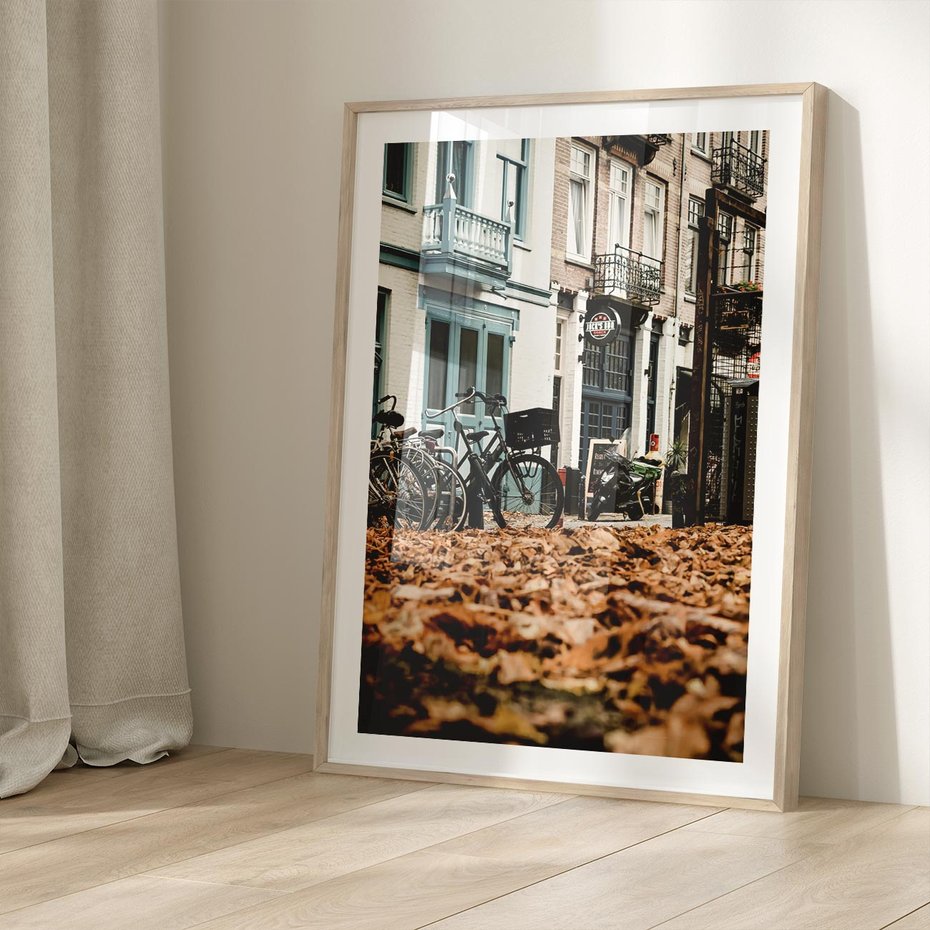 Plakat w ramie 50x70 - Rowery w Mieście pełnym Liści - rower, miasto - rama drewno