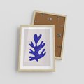Plakat w ramie 30x40 - Przenikająca Struktura - boho plakat, niebieski liść w intensywnym kolorze - rama drewno