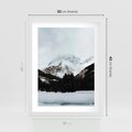 Plakat w ramie 30x40 - W Cieniu Śnieżnych Szczytów - górski krajobraz, zima - rama biała