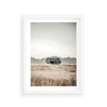 Plakat w ramie 30x40 - Wiejska Idylla - stary drewniany dom w polu suchej trawy, fotografia - rama biała