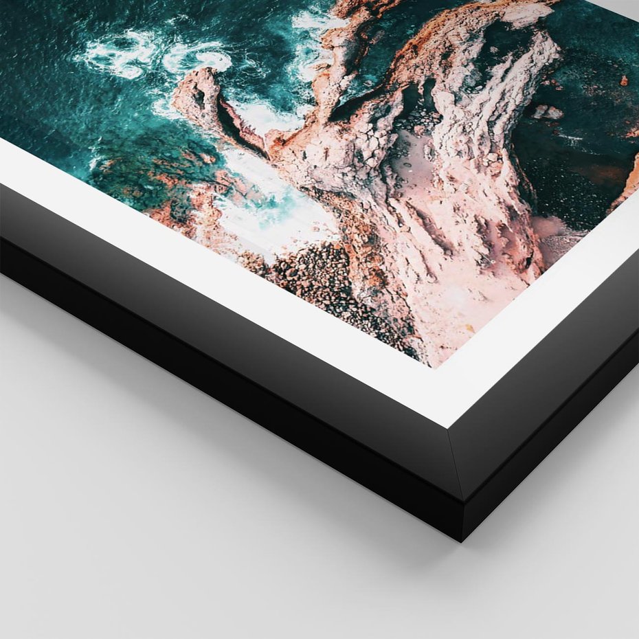 Plakat w ramie 50x70 - Fale i Skały w Spokoju i Burzy - morze, fale rozbijają się o skały - rama czarna