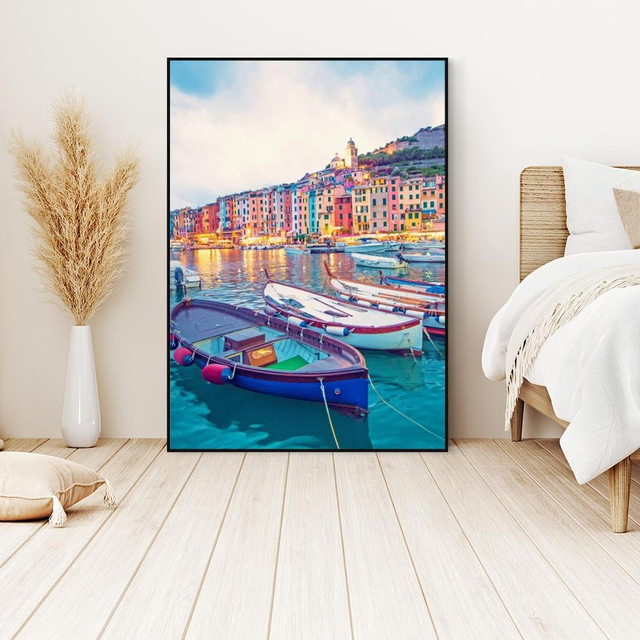 Obraz w ramie 70x100 - Tańczące kolory zachodu - nadmorskie kolorowe miast, kolorowe budynki na brzegu - rama czarna