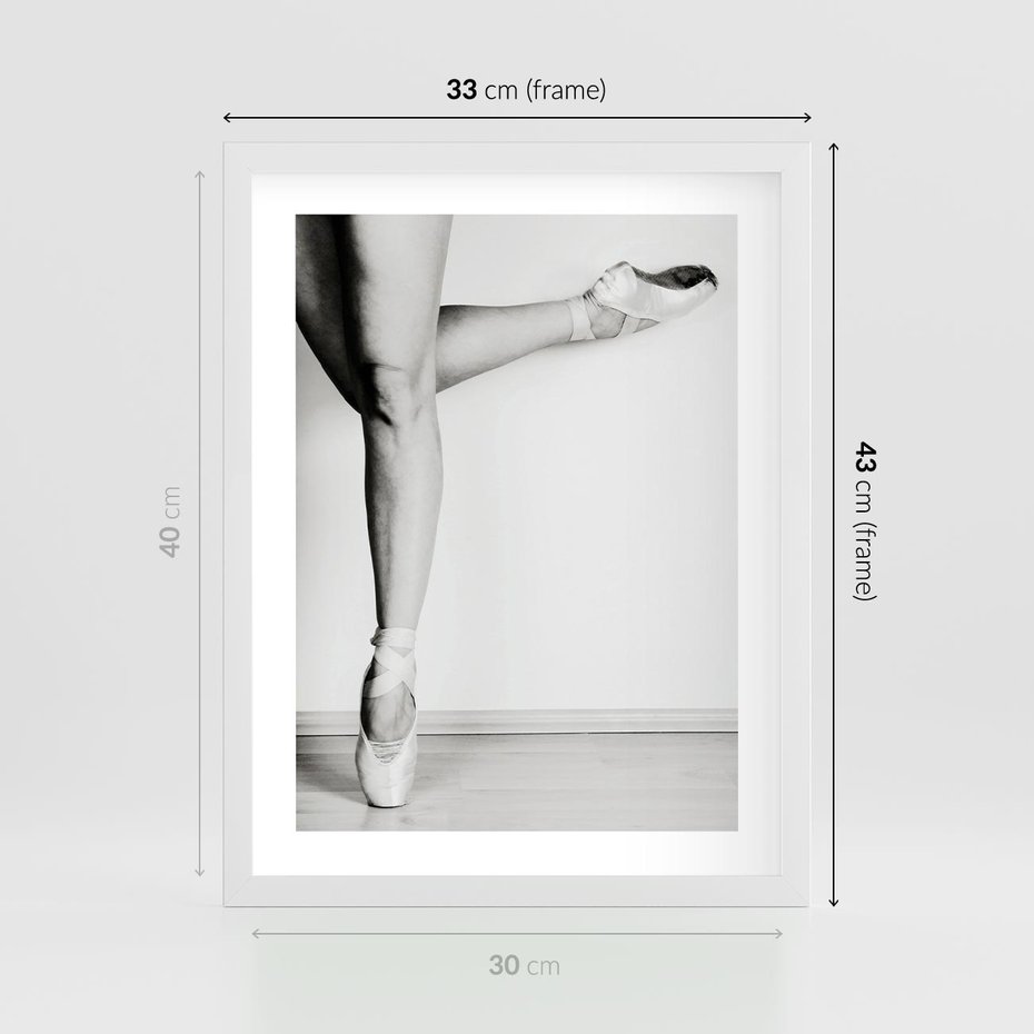 Plakat w ramie 30x40 - Tańcząca Delikatność - artystyczne zdjęcie, odcienie szarości - rama biała