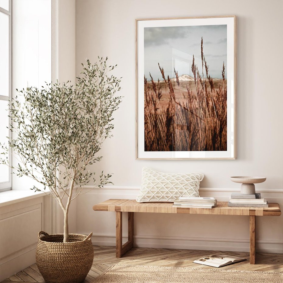 Plakat w ramie 30x40 - Wysokie Trawy w Górskim Krajobrazie - suche trawy, wysokie trawy - rama drewno