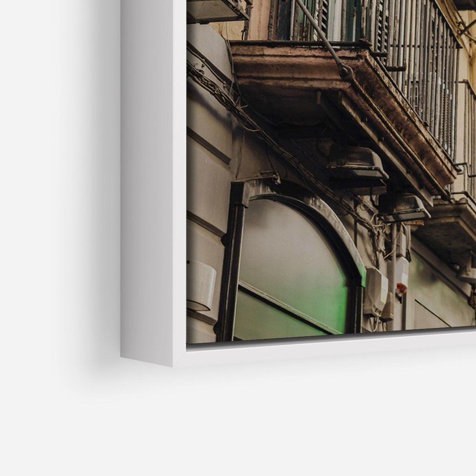 Obraz w ramie 80x120 - Magiczne Spacery - hotel, uliczka - rama biała