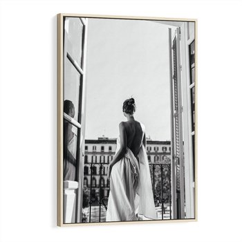 Obraz w ramie 80x120 - Poranki w Paryżu - czarno białe zdjęcie, kobieta w prześcieradle na balkonie - rama drewno