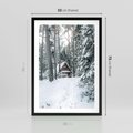 Plakat w ramie 50x70 - Spokój Zimowej Przygody w Lesie - domek w górach w lesie, zima - rama czarna