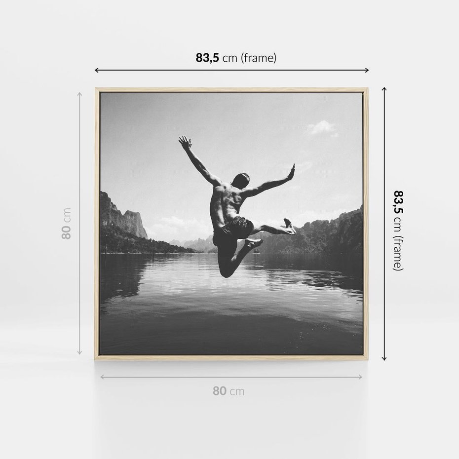 Obraz w ramie 80x80 - Beztroska Chwila - czarno biała fotografia, mężczyzna wesoło wskakuje do keziora w górach - rama drewno