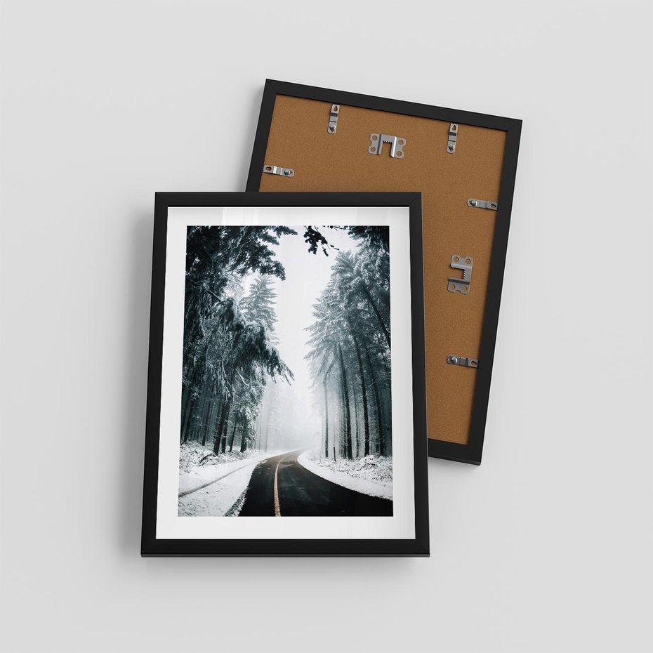 Plakat w ramie 30x40 - Droga przez Zimowy Las - drzewa, śnieg - rama czarna
