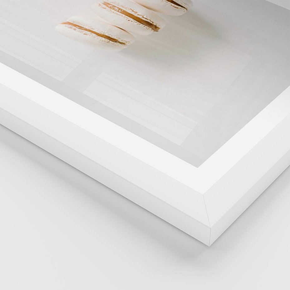 Plakat w ramie 40x50 - Delikatność w Bieli - białe ciateczka. makaroniki, minimalistyczne zdjęcie - rama biała