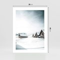 Plakat bez ramy 30x40 - Zima w Domkach: Urok Śnieżnej Scenerii - domki w śnieżnym krajobrazie