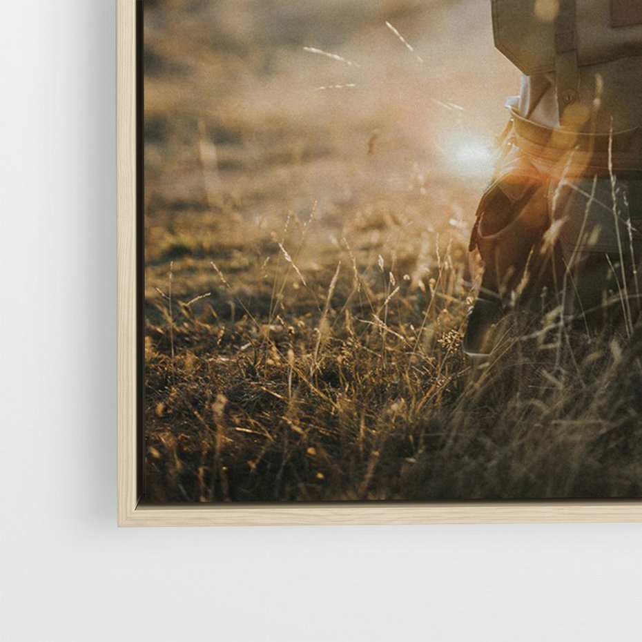 Obraz w ramie 70x100 - Podróżniczy bukiet na łące - plecak, podróż - rama drewno