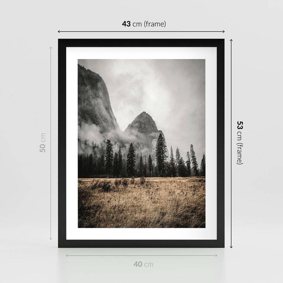 Plakat w ramie 40x50 - Mglisty Pejzaż Górski: Urok Niewidzialnośc - góry, krajobraz - rama czarna