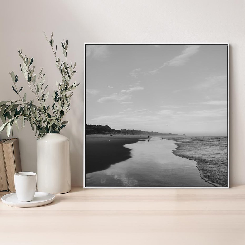 Obraz w ramie 50x50 - Nadmorska Melodia - czarno białe zdjęcie, plaża - rama biała