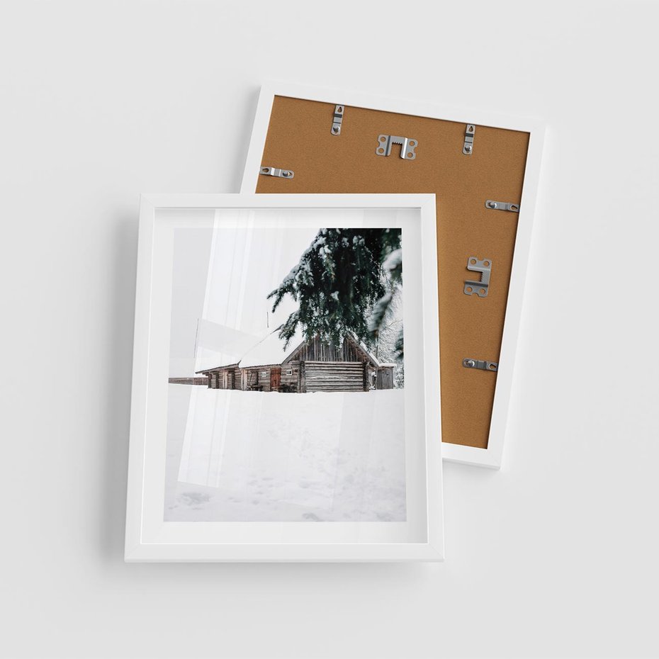 Plakat w ramie 40x50 - Zimowy Azyl - domek w górach, śnieg - rama biała