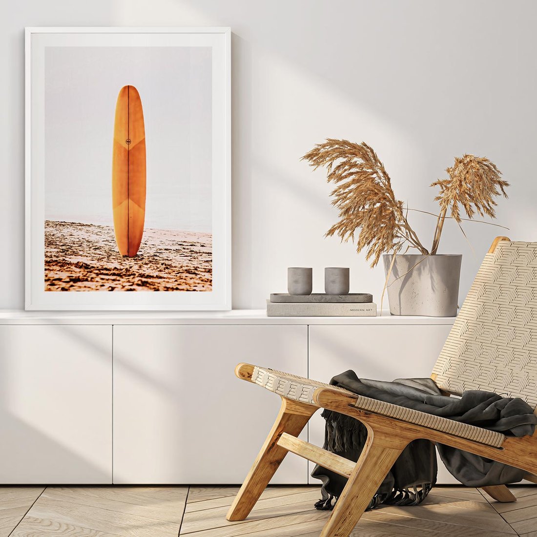 Plakat bez ramy 21x30 - Deska w Piasku: Gotowa na Fale - plaża, pomarańczowa deska surfingowa wbita w piasek