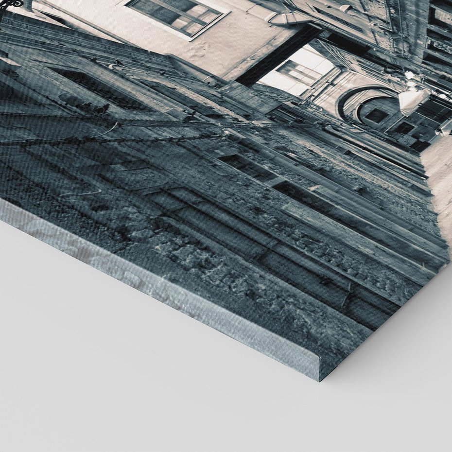 Obraz na płótnie 70x70 - Odkryj tajemnice miasta - uliczka, perspektywa