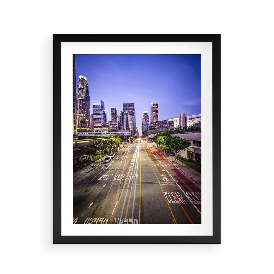 Plakat w ramie 40x50 - Światło nocnej ulicy - miasto, nocą - rama czarna