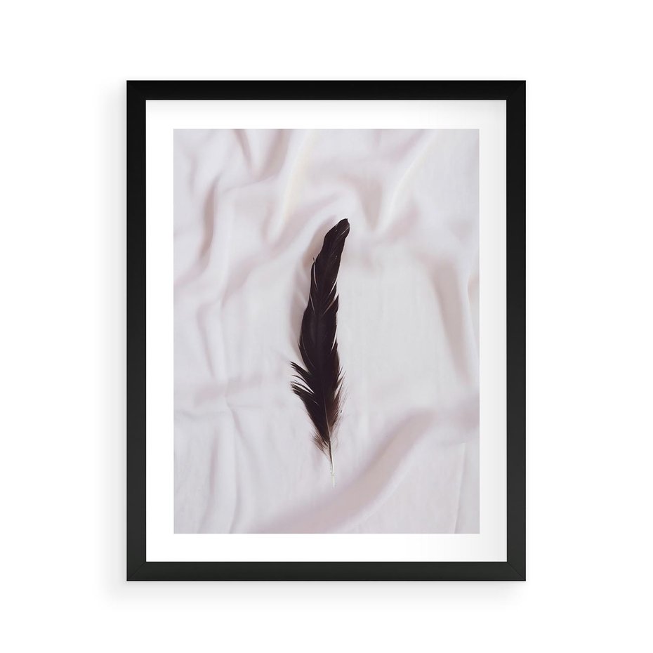 Plakat w ramie 40x50 - Prosta Elegancja - czarne pióro na białej pościeli, minimalizm - rama czarna
