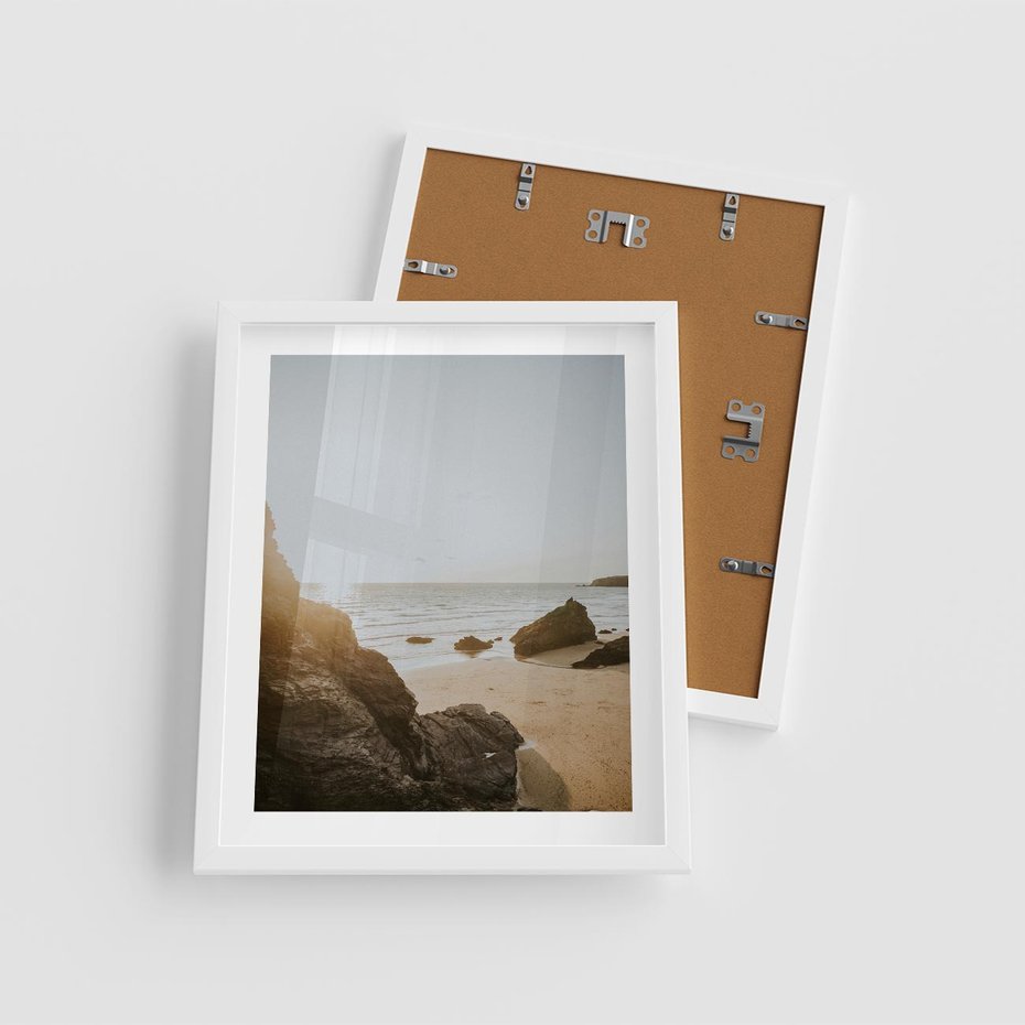 Plakat w ramie 40x50 - Magia Wieczornego Spokoju - plaża, zachód - rama biała