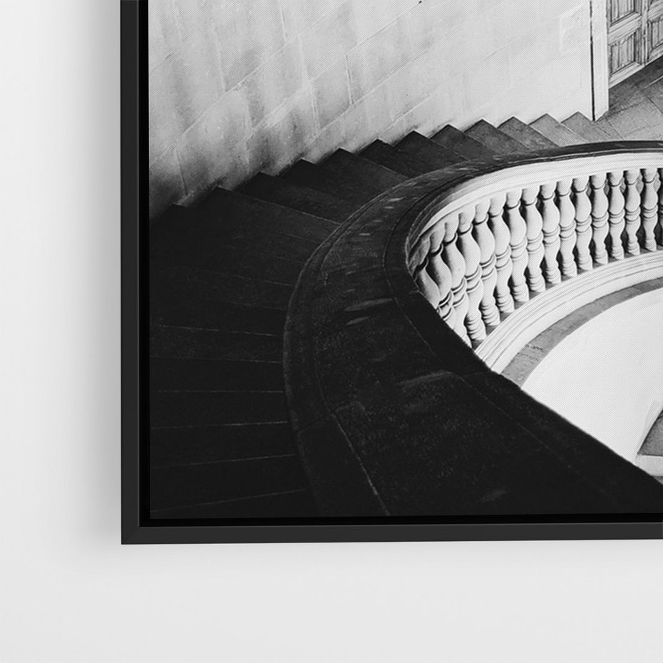 Obraz w ramie 70x100 - Po Schodach w Dół - czarno białą fotgrafia, zakręcone schody w starek kamienicy - rama czarna