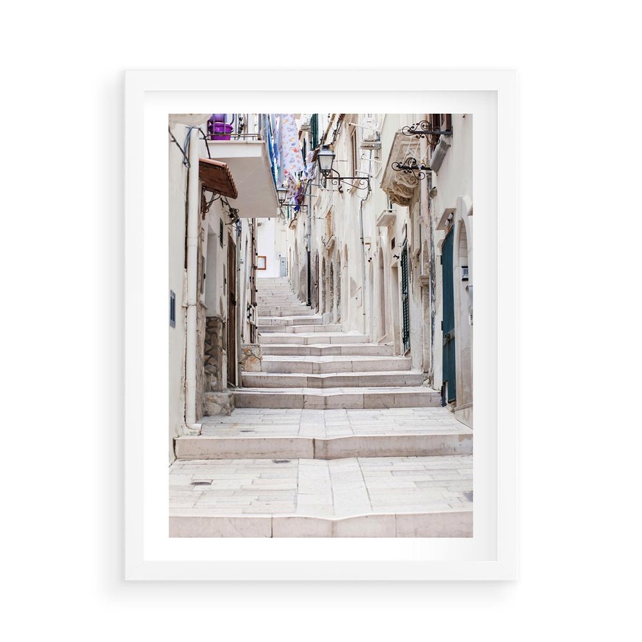 Plakat w ramie 50x70 - Urokliwa uliczka w perspektywie - uliczka, perspektywa - rama biała