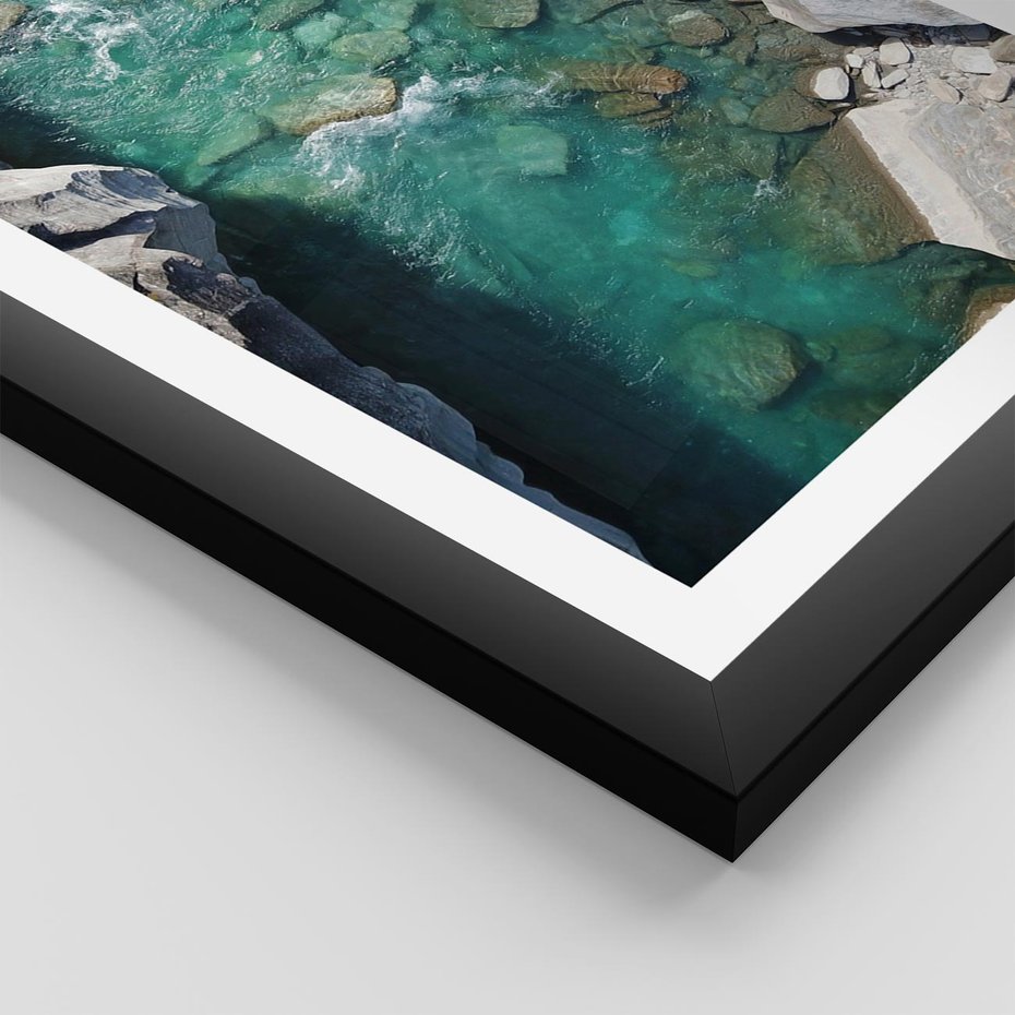 Plakat w ramie 40x50 - Spotkanie natury i siły - rzeka, skały - rama czarna