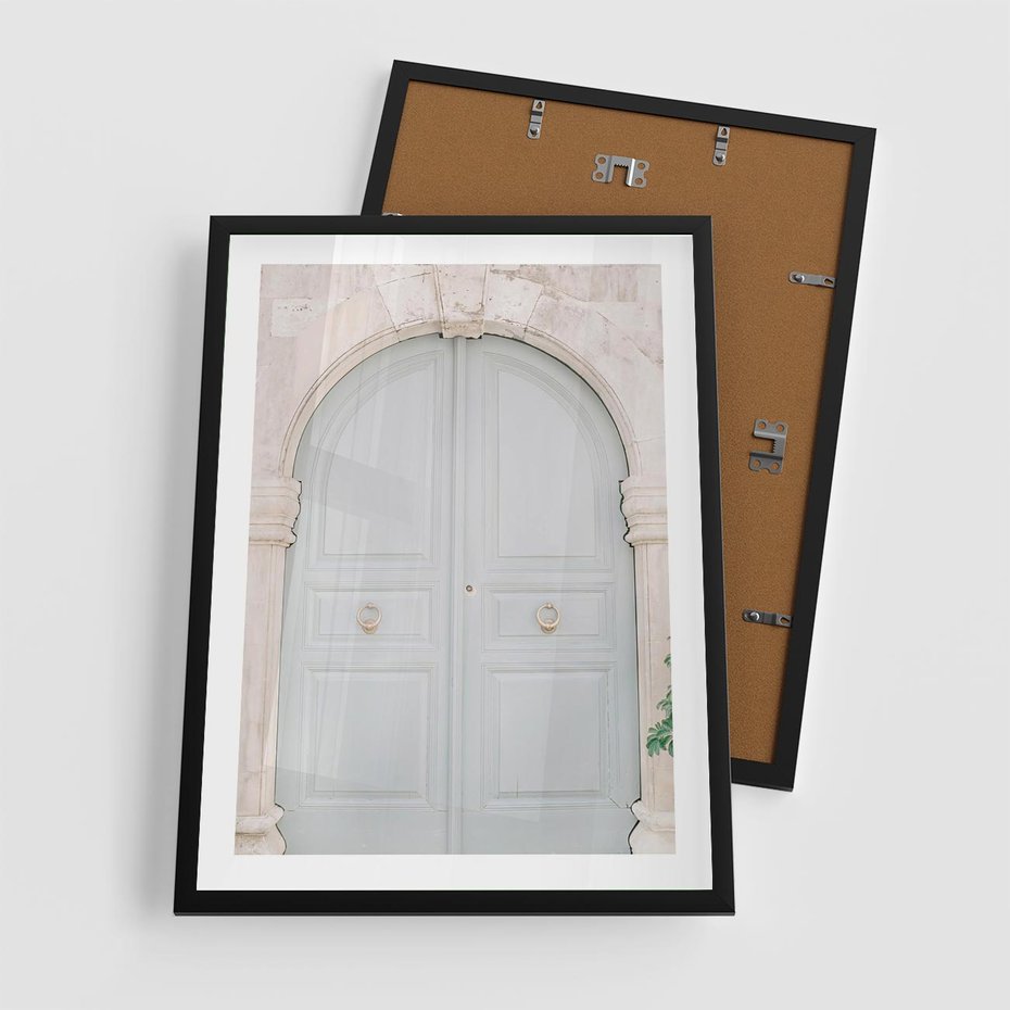 Plakat w ramie 50x70 - Błękitne Drzwi Kamienicy: Urok Historii - stare piękne drzwi do kamienicy, błękitne drzwi - rama czarna