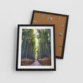 Plakat w ramie 40x50 - Urokliwa dróżka w lesie - las, dróżka - rama czarna