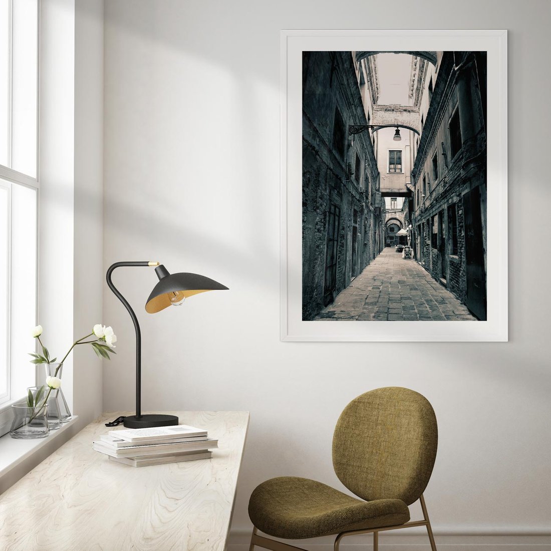 Plakat bez ramy 50x70 - Odkryj tajemnice miasta - uliczka, perspektywa