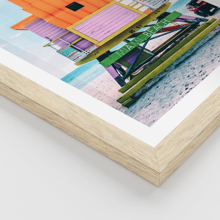 Plakat w ramie 30x40 - Plaża Miami w Słoneczny Dzień - domek ratownika, kolorowy - rama drewno