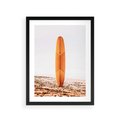 Plakat w ramie 30x40 - Deska w Piasku: Gotowa na Fale - plaża, pomarańczowa deska surfingowa wbita w piasek - rama czarna