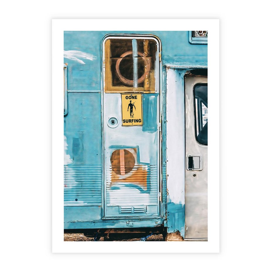 Plakat bez ramy 40x50 - Nostalgiczna Podróż - stara przyczepa kempingowa, niebieskie kolory
