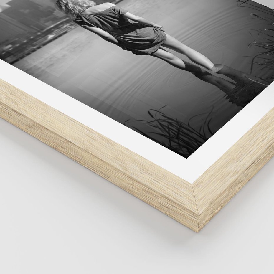 Plakat w ramie 50x70 - Kapiel w Mieście - czarno białe zdjęcie, kobieta wchodzi do wody - rama drewno