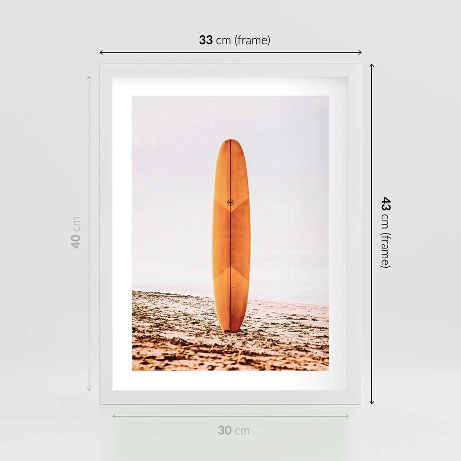 Plakat w ramie 30x40 - Deska w Piasku: Gotowa na Fale - plaża, pomarańczowa deska surfingowa wbita w piasek - rama biała