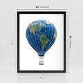 Plakat w ramie 40x50 - Podróżniczy balon nad ziemią - balon, ziemia - rama czarna
