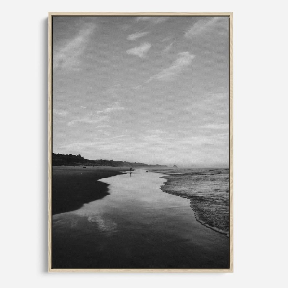 Obraz w ramie 50x70 - Nadmorska Melodia - czarno białe zdjęcie, plaża - rama drewno