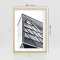 Plakat w ramie 30x40 - Architektura Przyszłości: Czarno-Białe Ujęcie - nowoczesna architektura, czarno białe zdjęcie - rama drewno