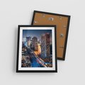 Plakat w ramie 40x50 - Miasto nocą z wieżowcami w tle - miasto, nocą - rama czarna