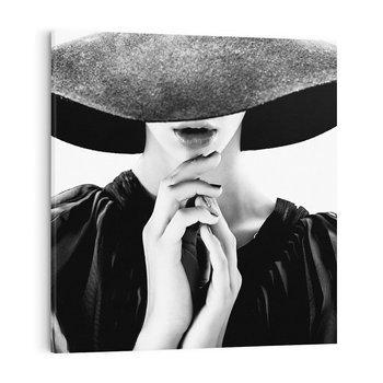 Obraz na płótnie 50x50 - Czarna Elegancja - fotografia czarno biała, zbliżenie portret kobiety w czerni