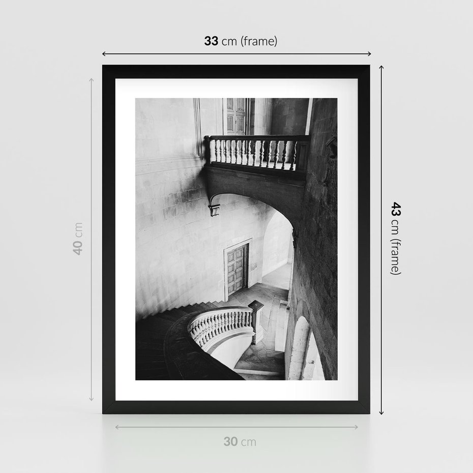 Plakat w ramie 30x40 - Po Schodach w Dół - czarno białą fotgrafia, zakręcone schody w starek kamienicy - rama czarna