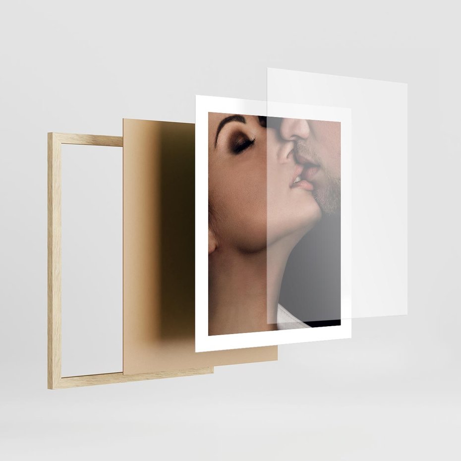 Plakat w ramie 40x50 - Miłosne Uczucia - kobieta, pocałunek - rama drewno